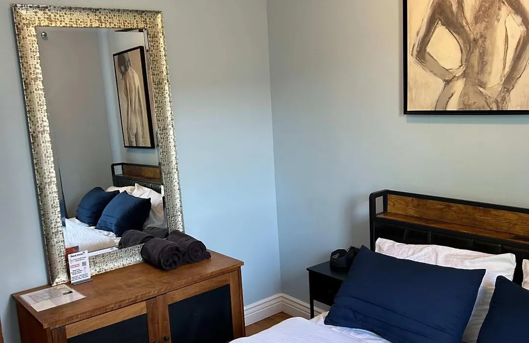 Blue Room In Dorothy'S Bnb-1